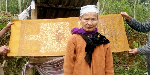  Bà Nguyễn Thị Ào (77 tuổi) người canh giữ sắc phong ở trong chòi.