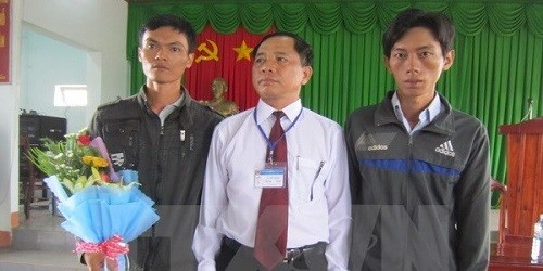  Ông Lê Viết Phong và hai công dân Thái Hoàng Trọng, Nguyễn Hữu Nghĩa trong buổi xin lỗi minh oan.