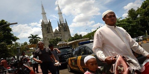An ninh được tăng cường ở một nhà thờ tại Jakarta. Ảnh: AFP