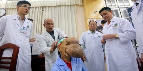 Bệnh nhân Triệu Mùi Chài (giữa).