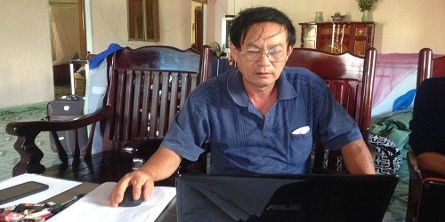 Ông Hoàng Quý cung cấp hồ sơ vụ việc cho phóng viên.