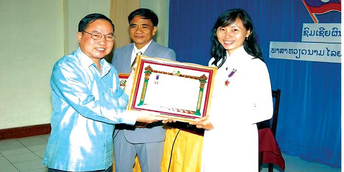 Chị Hiền nhận Huân chương Lao động do Chủ tịch nước Lào trao tặng.
