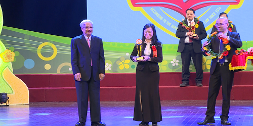 Bà Trần Thị Ngọc Bích – Phó TGĐ Tập đoàn Hương Sen lên nhận giải thưởng "Top 10 Thực phẩm Tốt nhất Việt Nam" cho nhãn hàng nước chanh leo Push Max.