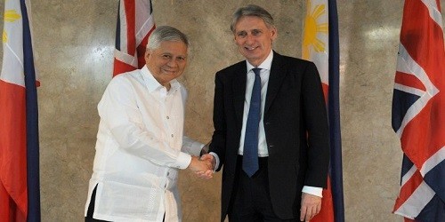 Ngoại trưởng Philippines Del Rosario (trái) và người đồng cấp Anh Hammond. Ảnh: AFP.