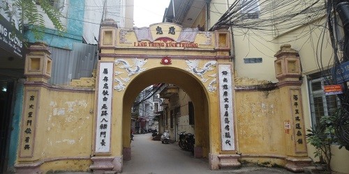 Mặt trước của cổng làng Trung Kính Thượng.