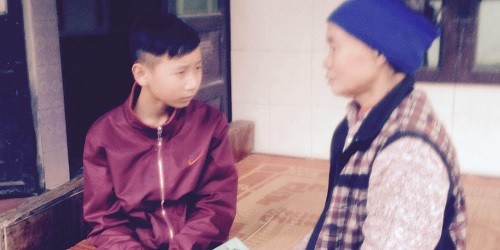 Cháu Hạnh kể với bà ngoại về việc mình bị đánh rách mũi tại Công an xã Tây Ninh.