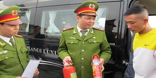 Lực lượng Cảnh sát Phòng cháy chữa cháy hướng dẫn các quy định sử dụng phương tiện chữa cháy cho xe ô tô. 