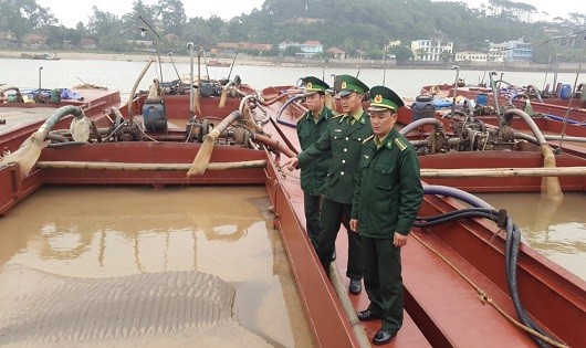 19 tàu khai thác cát trái phép đang bị lực lượng Bộ đội Biên phòng tạm giữ.