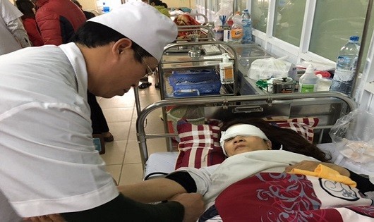 Bà Hiền bị thương phải điều trị tại bệnh viện.