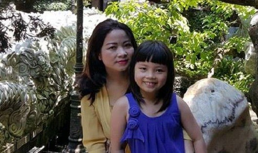 Chị Bình và con gái.