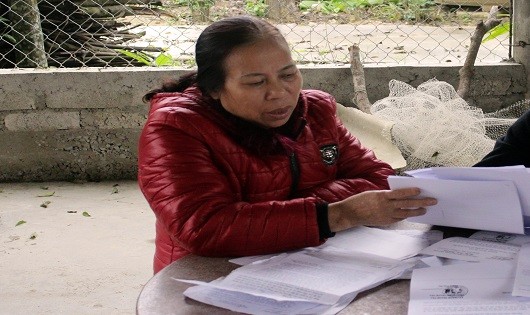 Bà Cao Thị Vinh - người phanh phui hành vi khai man hồ sơ để trục lợi tiền chính sách tỏ ra hết sức bức xúc trước những quyết định “tiền hậu bất nhất” của Sở LĐTB&XH Quảng Bình.
