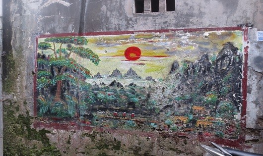 Một bức tranh ông Đoan vẽ trên con đường làng Sở.