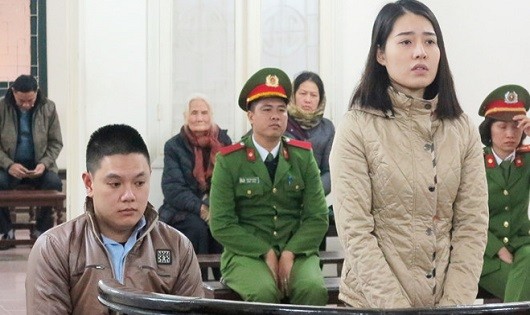Bị cáo Thoa và Hoàng tại phiên tòa sơ thẩm.