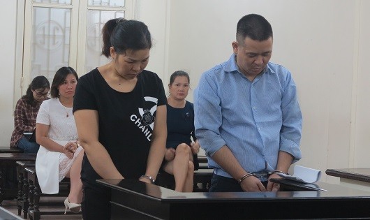 Vợ chồng Nguyễn Quốc Anh bị cáo tại tòa.