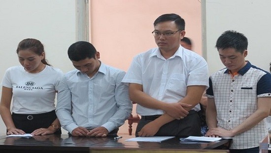 Bị cáo Trịnh, Tâm và đồng bọn tại phiên tòa sơ thẩm.