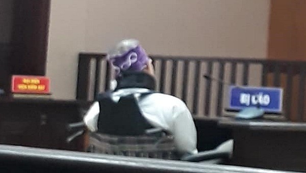 Bị cáo Lân ngồi xe lăn tại tòa.
