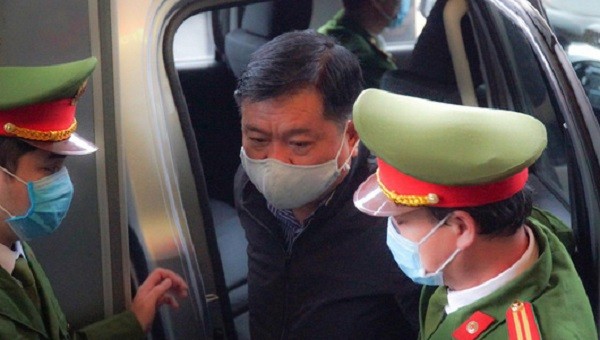 Ông Đinh La Thăng được dẫn giải tới tòa.