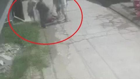Hình ảnh camera cho thấy nạn nhân bị 5 người đánh.
