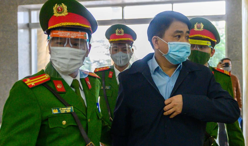 Dãn giải ông Nguyễn Đức Chung đến tòa.
