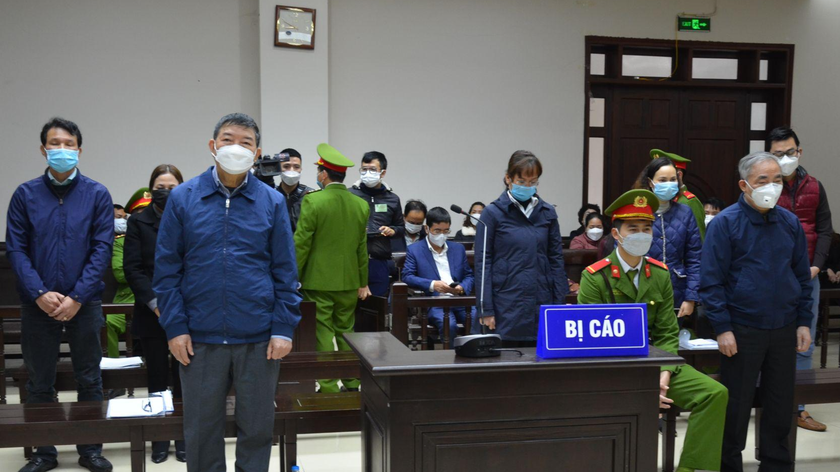 Bị cáo Nguyễn Quốc Anh (trái) và các bị cáo khác tại tòa.
