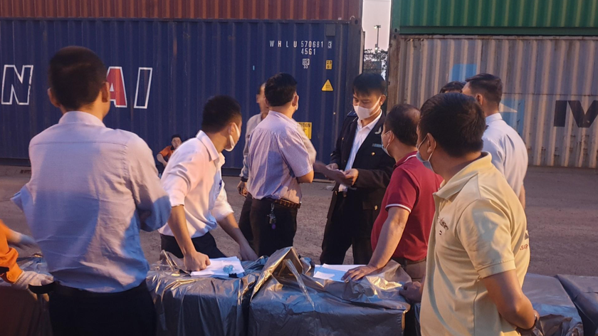 Lực lượng chức năng tiến hành kiểm tra container loa đài nhập khẩu nghi xâm phạm quyền sở hữu trí tuệ.