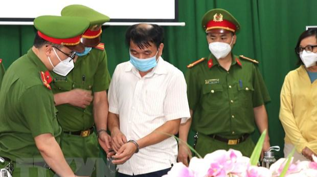 Ông Nguyễn Trần Tuấn (ở giữa) bị bắt tạm giam.