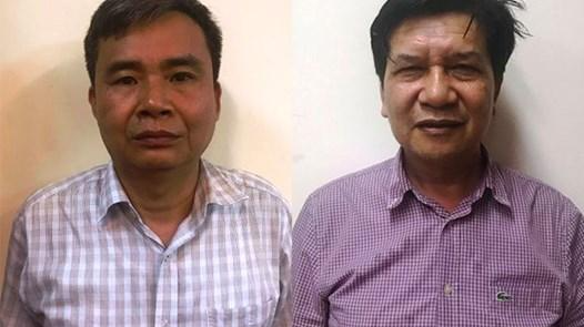 Cựu Tổng Giám đốc VEAM Trần Ngọc Hà (phải) và Vũ Từ Công, cựu Kế toán trưởng VEAM tại cơ quan điều tra. 