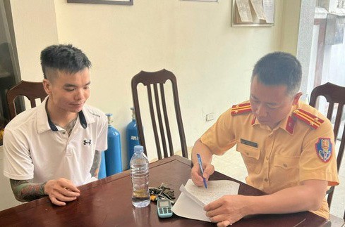 Cảnh sát đang lấy lời khai của đối tượng Phạm Văn Cường.