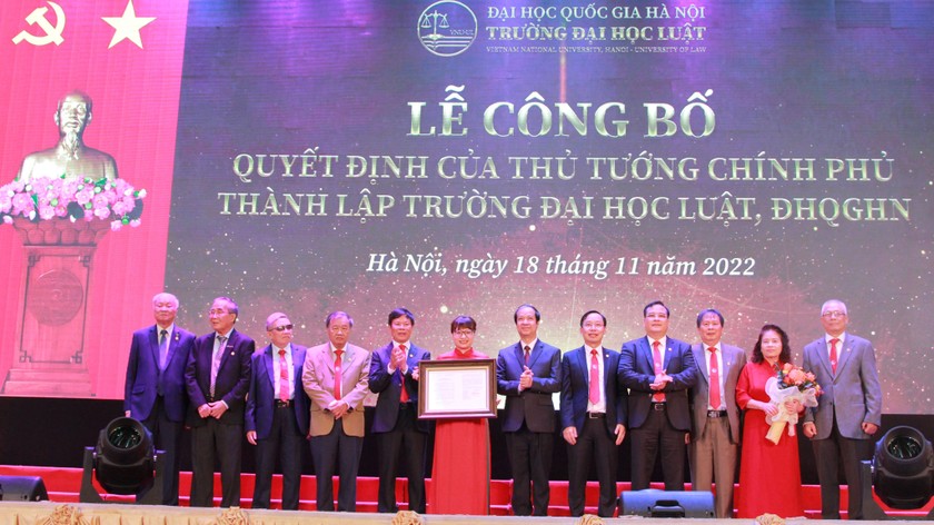 Bộ trưởng Bộ GD&ĐT Nguyễn Kim Sơn trao quyết định thành lập cho Trường ĐH Luật.