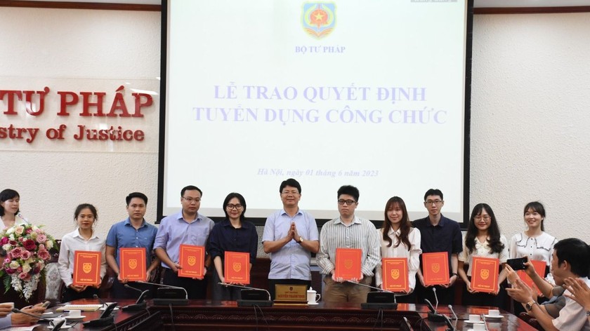 Thứ trưởng Nguyễn Thanh Tịnh trao Quyết định tuyển dụng cho các công chứ.