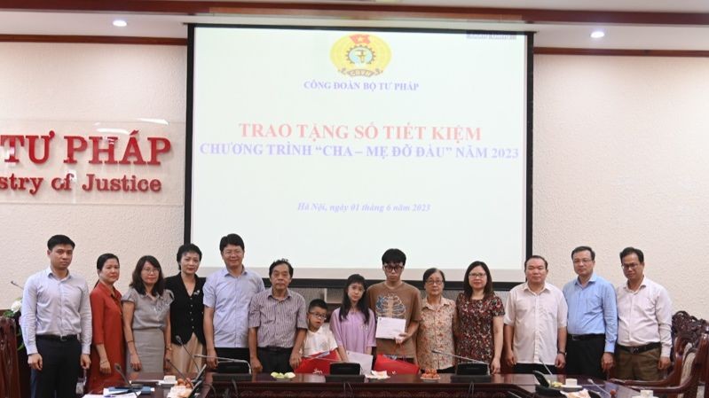 Thứ trưởng Nguyễn Thanh Tịnh trao sổ tiết kiệm và tặng quà cho 4 cháu.