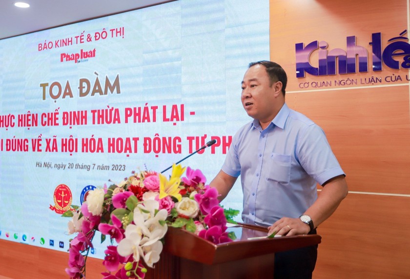 Ông Nguyễn Xuân Khánh, Phó Tổng biên tập báo Kinh tế và Đô thị phát biểu khai mạc Tọa đàm. Ảnh: Khánh Huy.