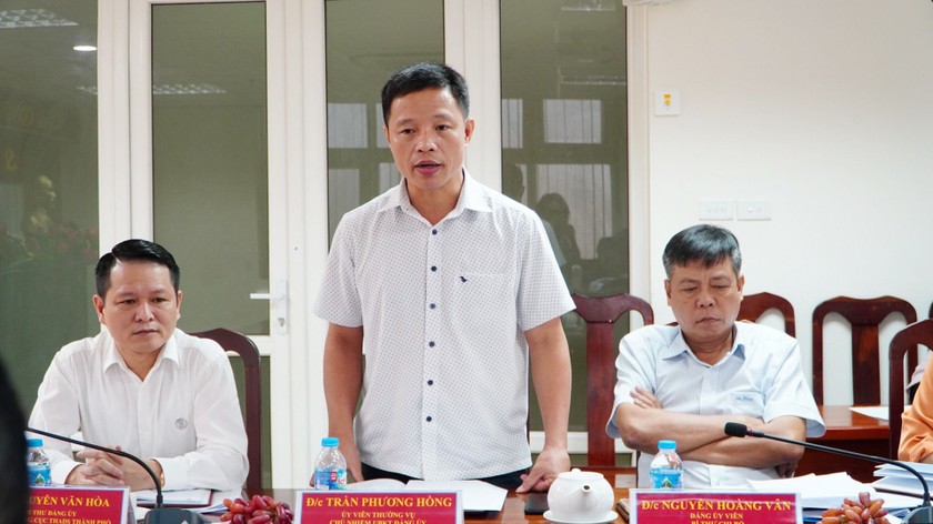 Đồng chí Trần Phương Hồng - Chủ nhiệm UBKT Đảng uỷ Cục - Phó Cục trưởng Cục THADS TP kiến nghị một số nội dung liên quan đến công tác phát triển đảng tại các Chi bộ trực thuộc. Ảnh Cẩm Tú.
