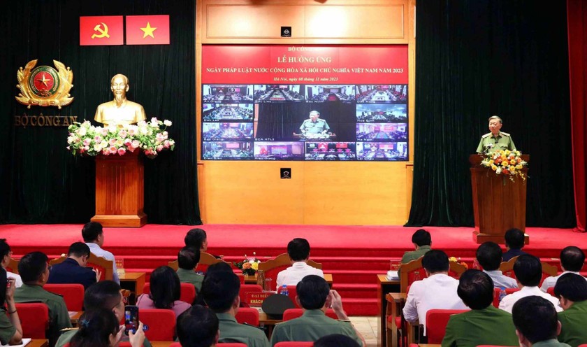 Cảnh Lễ hưởng ứng Ngày pháp luật Việt Nam.