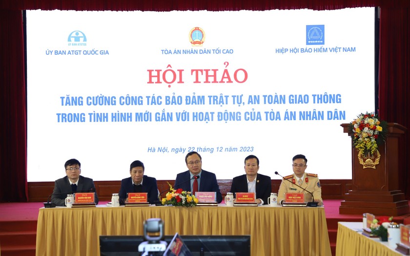 Ông Khuất Việt Hùng, Phó Chủ tịch chuyên trách Ủy ban An toàn giao thông Quốc gia cùng các đại biểu điều hành Hội thảo.
