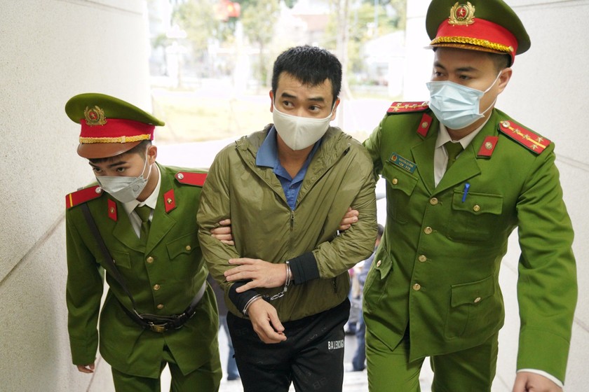 Dẫn giải ông chủ Việt Á Phan Quốc Việt vào phòng xử.