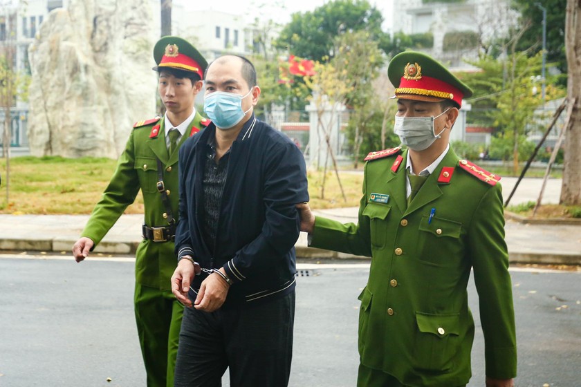 Dẫn giải bị cáo Phạm Duy Tuyến vào phòng xử.
