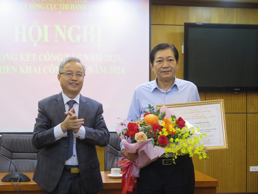 Ủy viên Ban thường vụ Đảng ủy Bộ Tư pháp, Bí thư Đảng ủy Tổng cục THADS, Tổng cục trưởng Tổng cục THADS Nguyễn Quang Thái trao Kỷ niệm chương trong công tác xây dựng Đảng cho ông Nguyễn Văn Sơn.
