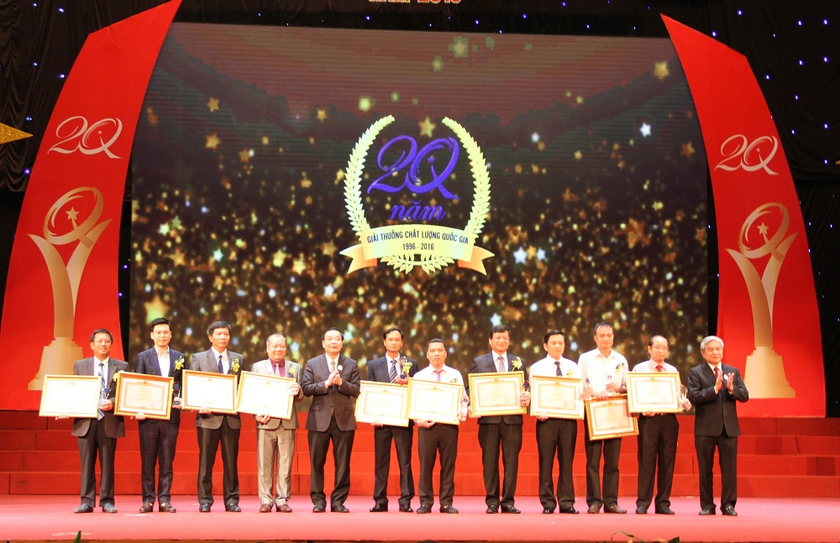 •	Trao tặng Bằng khen của Thủ tướng Chính phủ cho 10 doanh nghiệp nhân kỷ niệm 20 năm GTCLQG