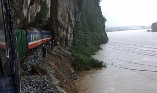 Nhiều vị trí đường sắt đi ven sông Gianh (Quảng Bình) bị xói lở ảnh hưởng đến an toàn chạy tàu. Ảnh: Đường sắt Việt Nam.
