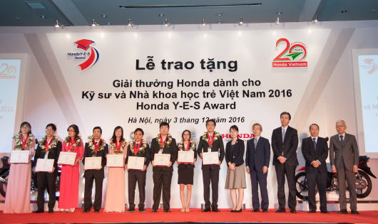 Đại diện Bộ KH&CN, Đại sứ quán Nhật Bản tại Việt Nam, Quỹ Honda Foundation trao giải thưởng cho 10 sinh viên xuất sắc nhất