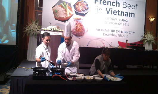 Trình diễn chế biến thức ăn tại chỗ tại sự kiện "Thịt bò Pháp ở Việt Nam"