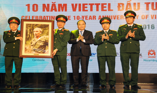 Thủ tướng tặng bức tranh Chủ tịch Hồ Chí Minh cho Tập đoàn Viettel