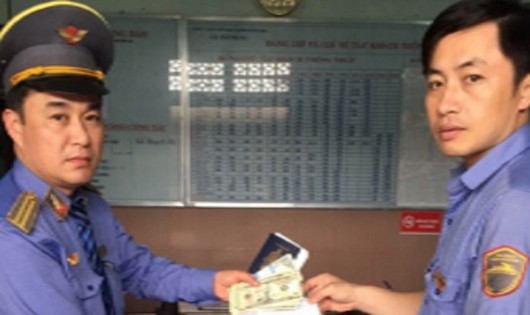 Nhân viên đường sắt bàn giao lại số tiền hành khách bỏ quên trên tàu.