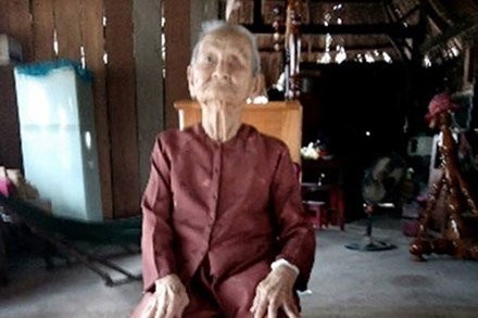 Mẹ VNAH Lê Thị Đê gần 90 tuổi bị cán bộ thuế cưỡng chế tài sản.