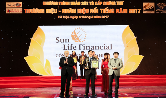 Đại diện của Sun Life Việt Nam nhận Chứng thư Thương hiệu nổi tiếng từ Ban tổ chức