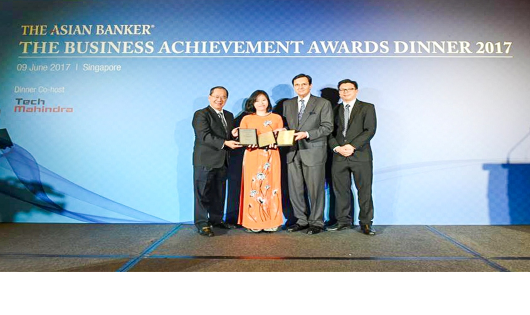 Đại diện Vietcombank, Bà Vũ Thị Bích Thu – Trưởng Văn phòng đại diện tại Singapore nhận giải thưởng của The Asian Banker