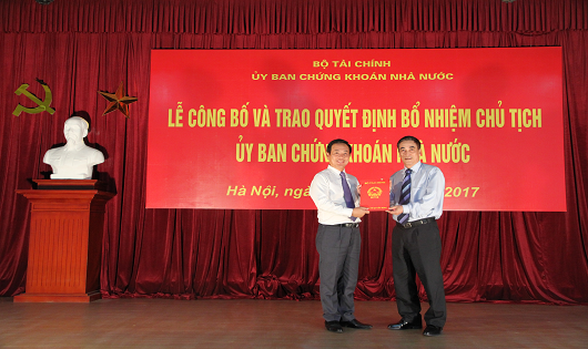 Ông Trần Xuân Hà, Thứ trưởng Bộ Tài chính  trao Quyết định bổ nhiệm ông Trần Văn Dũng 