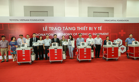 Quỹ Toyota Việt Nam tặng xe đẩy cấp cứu cho các bệnh viện tại tỉnh Lai Châu