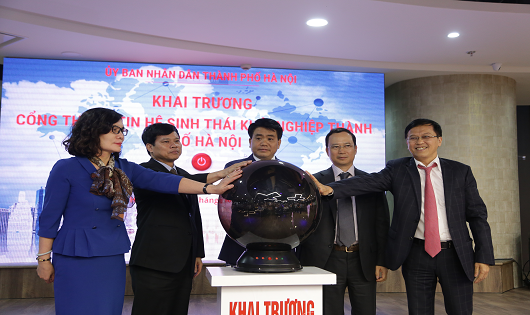 Chủ tịch UBND TP Hà Nội cùng lãnh đạo VPBank và đại diện các Sở ban ngành của Hà Nội bấm nút khai trương  StartupCity.vn